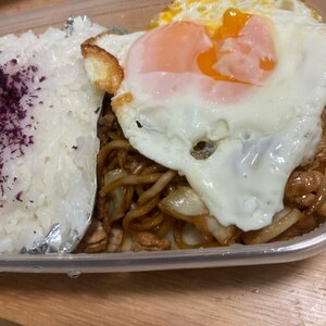 黄身トロトロ♪我が家の“目玉焼き焼きそば”